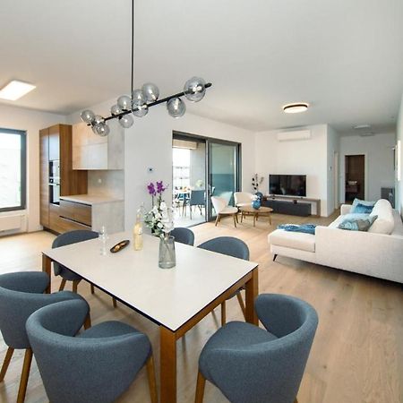 Pr Premium Apartment Ровин Екстериор снимка